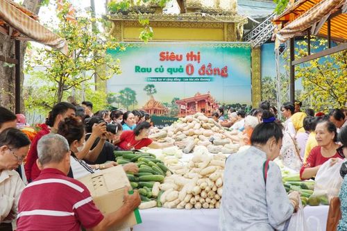 Chùa Candaransi tổ chức Siêu thị rau củ quả 0 đồng ngày rằm tháng Giêng