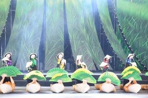 Xiếc và múa rối cạn đặc sắc 'chạm' đến trái tim khán giả tại Hội chợ Mùa Xuân 2026