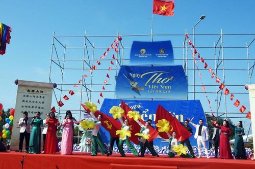 Quảng Ngãi: Ngày Thơ Việt Nam với chủ đề 'Trước biển lớn'