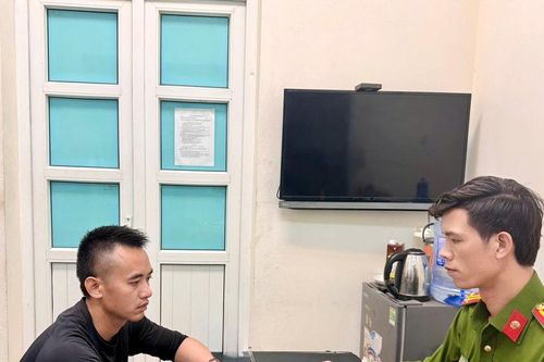 Hà Nội: Tạm giữ hình sự tài xế xe bán tải tạt đầu xe máy gây nguy hiểm cho người tham gia giao thông