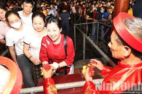 Lễ phát lương Đức Thánh Trần đền Trần Thương Xuân Bính Ngọ 2026
