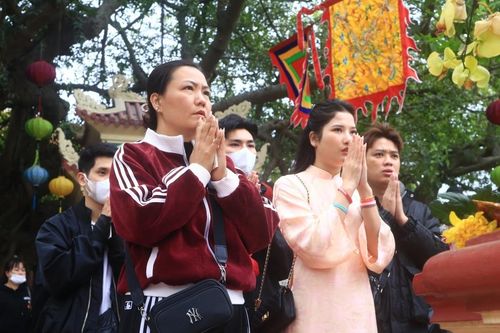 Dòng người đổ về Phủ Tây Hồ và chùa Quán Sứ cầu bình an