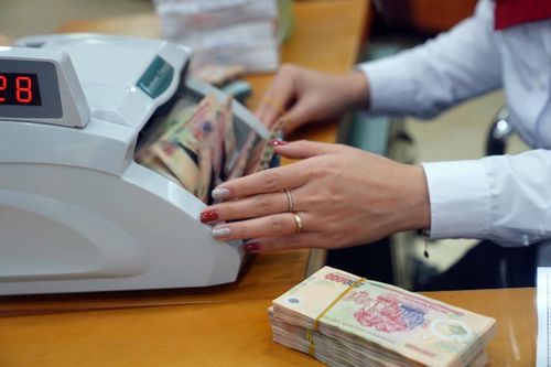 Trong biến động, tiết kiệm là 'hầm trú ẩn' an toàn được ưa thích