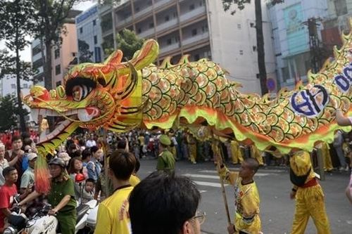 Hàng ngàn người dân tham gia lễ hội Tết Nguyên tiêu ở Chợ Lớn