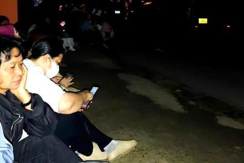 Phụ huynh quây quanh trường từ nửa đêm đặt chỗ vào lớp 10 cho con