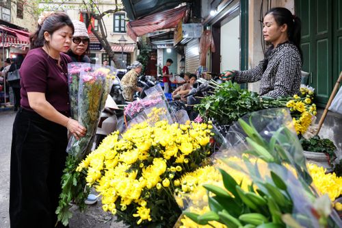 Giá hoa tươi tăng mạnh trong ngày rằm tháng Giêng