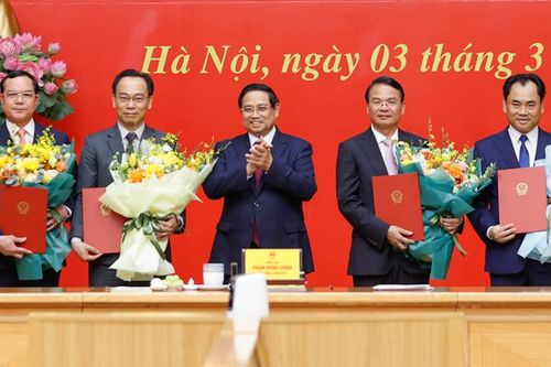 Thủ tướng trao quyết định cho 5 nhân sự mới được chỉ định, bổ nhiệm