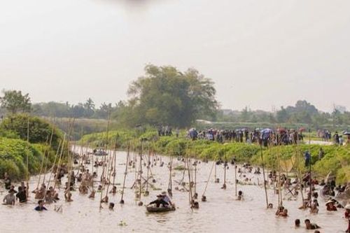Người Tường Phiêu náo nức 'đánh cá dập sào' trong ngày hội làng