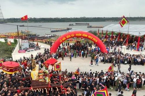 Trang trọng lễ rước kiệu Thánh qua sông tại Lễ hội đền Và