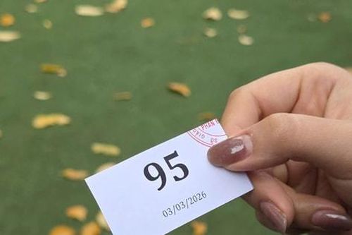 Hà Nội rà soát việc xếp hàng nộp hồ sơ vào lớp 10