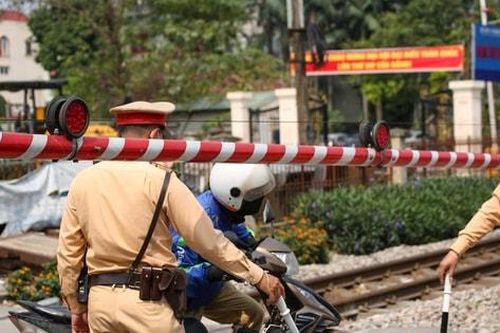 Bảo đảm an toàn đường sắt: Siết chặt từ quản lý tới ý thức