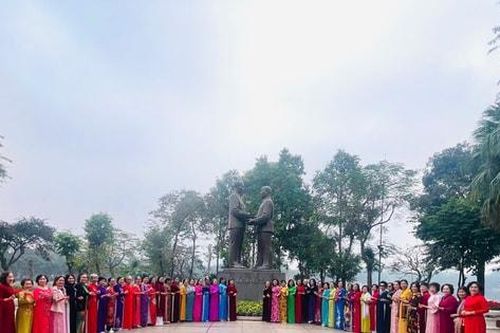 Áo dài: Từ nét đẹp đời sống đến tô điểm ngày hội non sông