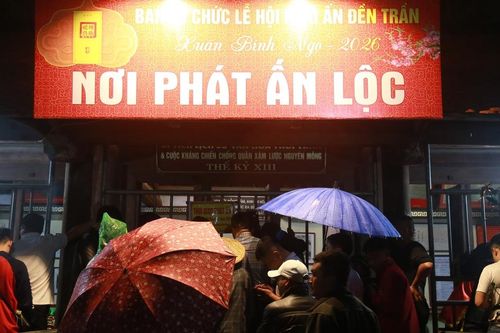 Người dân đội mưa xếp hàng ở Đền Trần Nam Định chờ 'lấy ấn' với giá 20.000 đồng