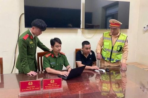 Tài xế xe tải 'thông chốt' kiểm tra nồng độ cồn, va chạm xe CSGT tại Quảng Ninh