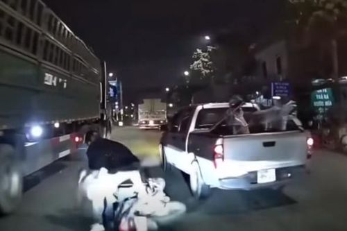 Tạm giữ tài xế xe ô tô 'chèn ép' xe máy chở 3 người ngã sát bánh xe tải
