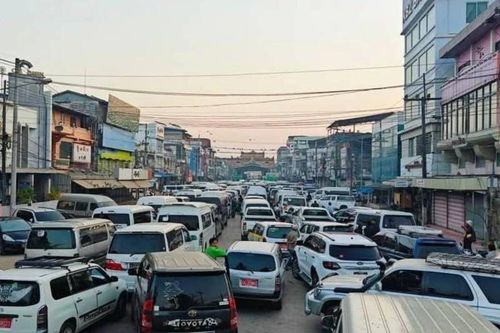 Người dân Myanmar đổ xô sang Thái Lan để mua xăng