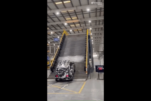 BYD cho YangWang U8 'leo núi' trong nhà