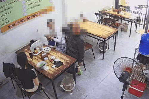 Cô gái bị người đàn ông lớn tuổi sàm sỡ giữa quán phở