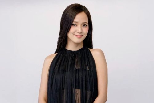 Jisoo hiếm hoi diện váy xuyên thấu như Lisa