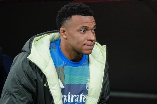 Mbappe gửi gắm chấn thương gối cho 'bàn tay vàng' ở Lyon