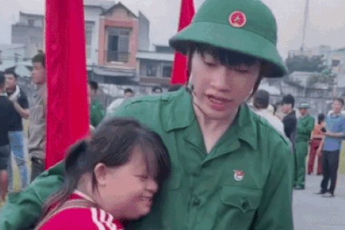 Chị gái ôm em trai khóc nức nở ngày lên đường nhập ngũ