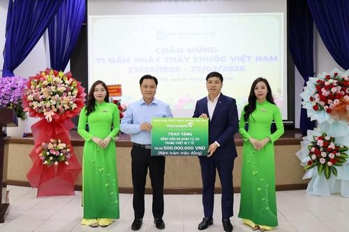 Vietcombank trao 1 tỷ đồng thiết bị y tế, 200 suất quà tại TP.HCM