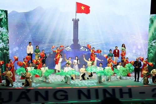'Trước biển lớn' - Đêm thơ Nguyên tiêu lan tỏa khát vọng vươn xa
