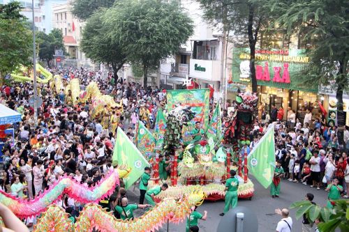 Rộn ràng sắc màu Nguyên tiêu trên mọi miền