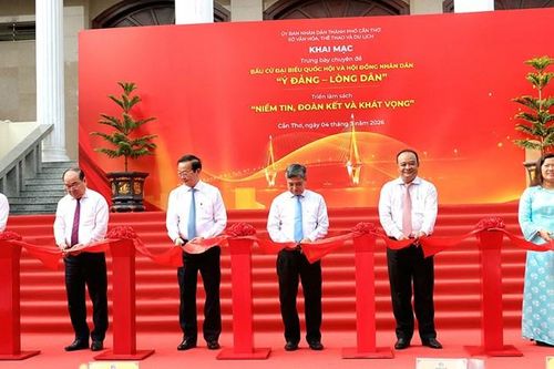 Khai mạc trưng bày chuyên đề 'Ý Đảng – Lòng dân' và triển lãm sách 'Niềm tin, đoàn kết và khát vọng'