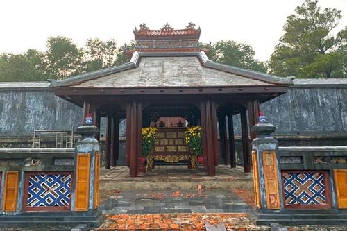 Tháo dỡ 'công trình lạ' tại di tích lăng mộ Hoàng Thái hậu Từ Dụ