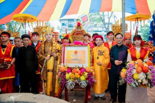 Linh thiêng lễ rước nước đền Rừng