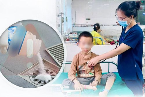 Uống nhầm bột thông cống, bé 8 tuổi bỏng thực quản