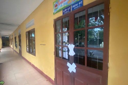 Phòng học bị xuống cấp phải 'niêm phong', hàng trăm học sinh đi học nhờ nơi khác