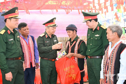 Xuân ấm tình quân dân