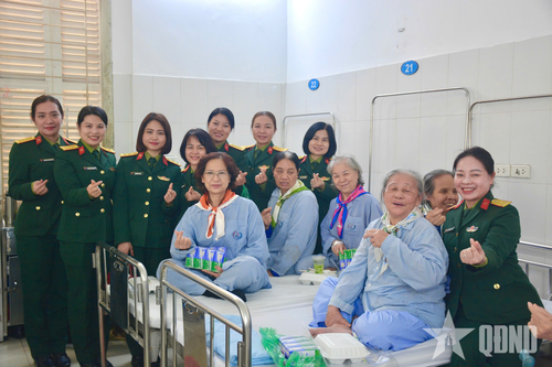 Phụ nữ Tổng cục Chính trị lan tỏa yêu thương từ những suất cơm nghĩa tình