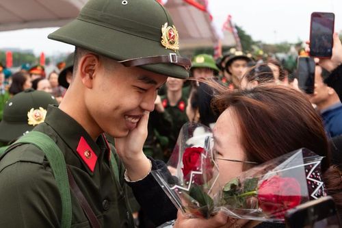 Khoảnh khắc xúc động chia tay thanh niên Thủ đô lên đường nhập ngũ 2026