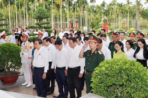 Chủ tịch Quốc hội Trần Thanh Mẫn dâng hoa, dâng hương tại Di tích lịch sử quốc gia Ngã Ba Giồng