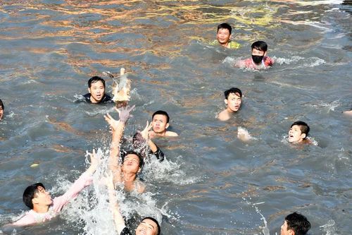 Người dân lội nước, bắt vịt cầu may đầu năm tại lễ hội Làm Chay, Tây Ninh