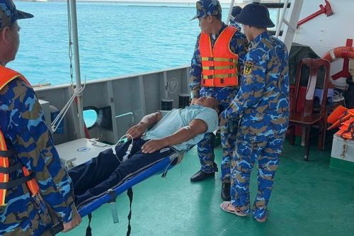 Tàu Hải quân hỗ trợ ngư dân gặp nạn tại quần đảo Trường Sa