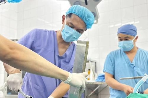Cứu bệnh nhân bị kẹt tay trong máy xay thịt