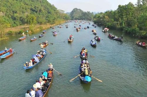 Du khách đổ về các điểm tâm linh đầu năm, tour ngắn ngày lên ngôi
