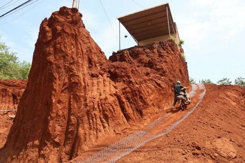 Vụ nhà dân chênh vênh ở Đồng Nai, đề xuất tạm dừng thi công đoạn hạ cốt nền