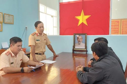 Xử phạt 2 thanh niên độ chế động cơ vỏ lãi, tham gia giao thông đường thủy
