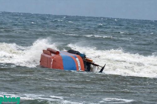 Quảng Trị: Tàu đánh cá bị sóng đánh chìm khi xuất lạch, 1 ngư dân tử vong