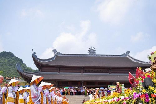 Kiên quyết xử lý hành vi lợi dụng di tích, lễ hội để trục lợi, mê tín dị đoan