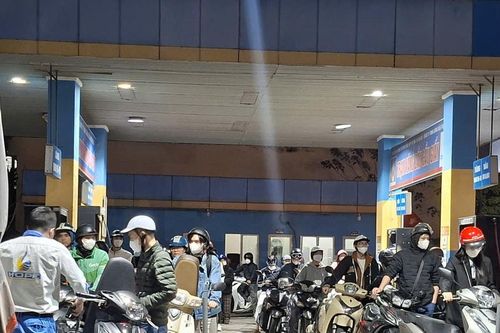 Tin giá xăng sắp tăng cao, người Hà Nội 'rồng rắn' đi đổ đầy bình trong đêm