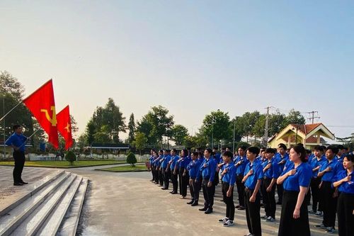 Chào cờ phải hát Quốc ca to, rõ lời