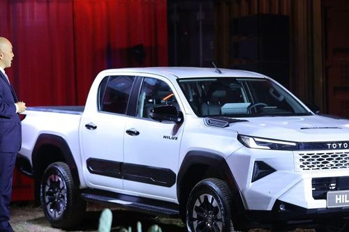 Toyota Hilux chứng minh sức hút với 871 xe bán ra chỉ sau 1 tháng ra mắt