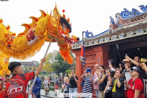 Khách Tây chen chân xem diễu hành ở Hội An