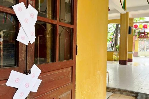 Phòng học bị niêm phong, hàng trăm học sinh phải đi học nhờ